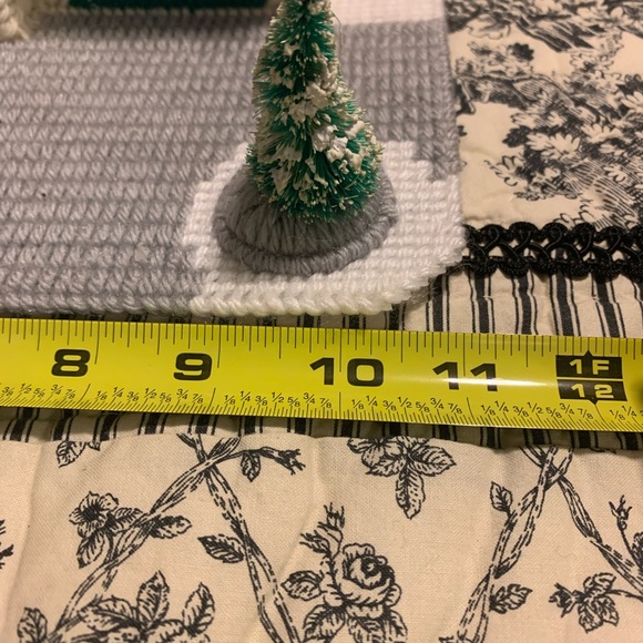 Christmas Village Garage with Music Box - Picture 8 of 11